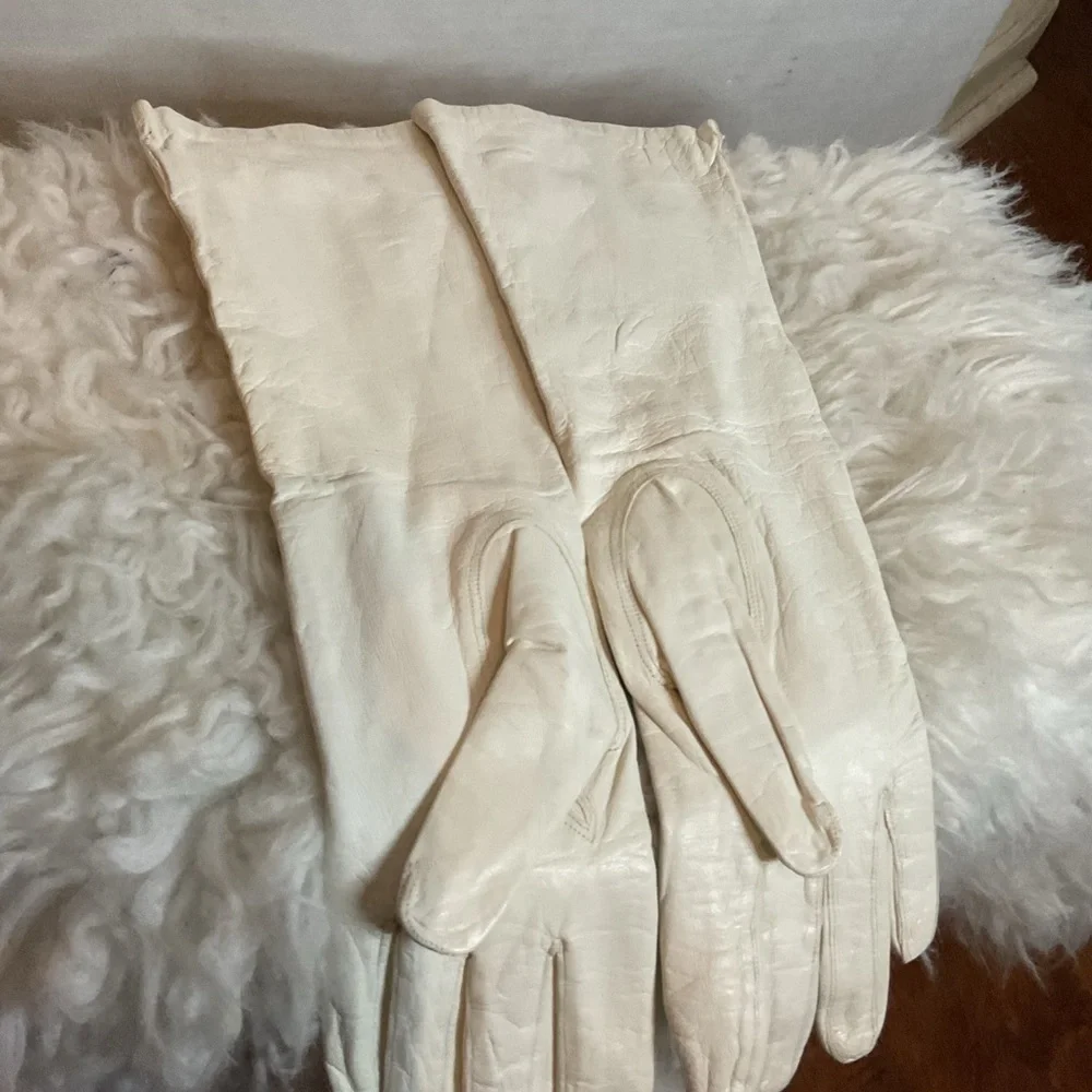 Van Raalte silky smooth white leather vintage mid length gloves 7/ M
